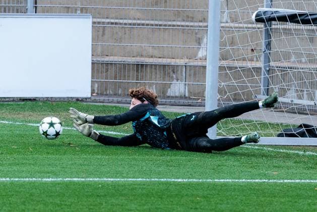UEFA Champions League: Abschlusstraining Bayer 04 Leverkusen; 09.12.2024 Oleksandr Petrenko (Bayer 04 Leverkusen) springt nach einem Ball UEFA Champions League: Abschlusstraining Bayer 04 Leverkusen vor dem Spiel gegen Inter Mailand, Leverkusen, BayArena am 09.12.2024 Copyright: xBEAUTIFULxSPORTS Wunderlx