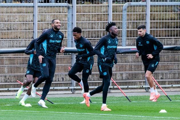 UEFA Champions League: Abschlusstraining Bayer 04 Leverkusen; 09.12.2024 Jonathan Tah (Bayer 04 Leverkusen, 4), Edmond Tapsoba (Bayer 04 Leverkusen, 12) lachend im Warm Up UEFA Champions League: Abschlusstraining Bayer 04 Leverkusen vor dem Spiel gegen Inter Mailand, Leverkusen, BayArena am 09.12.2024 Copyright: xBEAUTIFULxSPORTS Wunderlx