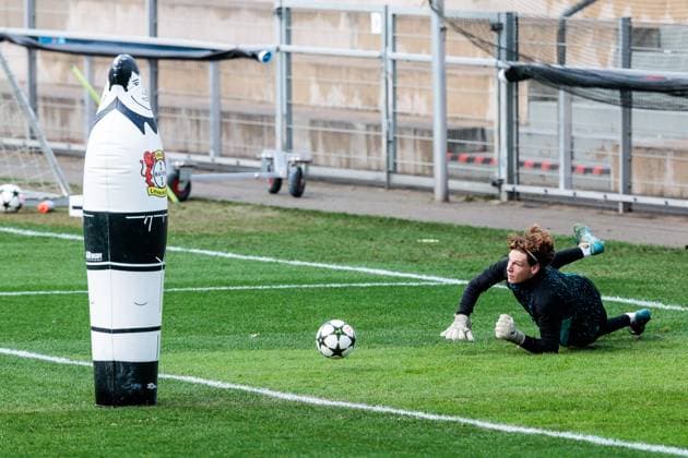 UEFA Champions League: Abschlusstraining Bayer 04 Leverkusen; 09.12.2024 Oleksandr Petrenko (Bayer 04 Leverkusen) springt nach einem Ball UEFA Champions League: Abschlusstraining Bayer 04 Leverkusen vor dem Spiel gegen Inter Mailand, Leverkusen, BayArena am 09.12.2024 Copyright: xBEAUTIFULxSPORTS Wunderlx