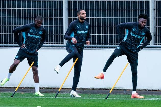 UEFA Champions League: Abschlusstraining Bayer 04 Leverkusen; 09.12.2024 Jonathan Tah (Bayer 04 Leverkusen, 4), Edmond Tapsoba (Bayer 04 Leverkusen, 12) Warm Up UEFA Champions League: Abschlusstraining Bayer 04 Leverkusen vor dem Spiel gegen Inter Mailand, Leverkusen, BayArena am 09.12.2024 Copyright: xBEAUTIFULxSPORTS Wunderlx