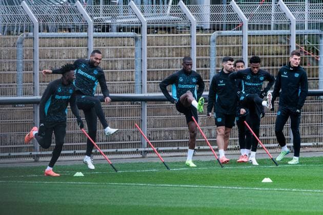 UEFA Champions League: Abschlusstraining Bayer 04 Leverkusen; 09.12.2024 Edmond Tapsoba (Bayer 04 Leverkusen, 12), Jonathan Tah (Bayer 04 Leverkusen, 4) Warm Up UEFA Champions League: Abschlusstraining Bayer 04 Leverkusen vor dem Spiel gegen Inter Mailand, Leverkusen, BayArena am 09.12.2024 Copyright: xBEAUTIFULxSPORTS Wunderlx