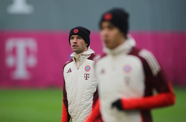 München, Deutschland, 09. Dezember 2024: Fussball, Herren, Saison 2024 2025, FC Bayern München, Säbener Strasse, Trainingsgelände, Abschlusstraining, Champions League Thomas Müller, Mueller (FC Bayern München) stehend, beobachten, schauen