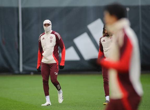 München, Deutschland, 09. Dezember 2024: Fussball, Herren, Saison 2024 2025, FC Bayern München, Säbener Strasse, Trainingsgelände, Abschlusstraining, Champions League Mathys Tel (FC Bayern München) vermummt, kalt, Astronautenlook, Schal, Haube