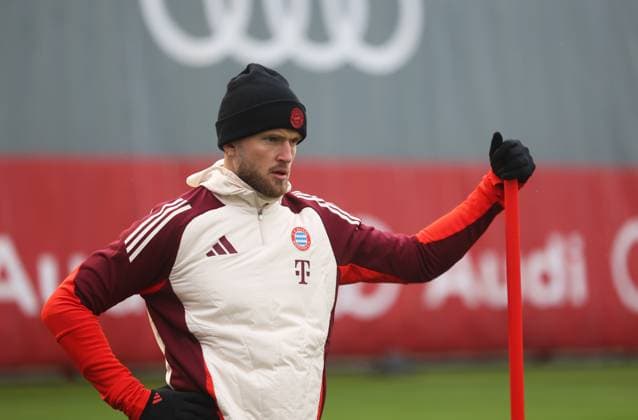 München, Deutschland, 09. Dezember 2024: Fussball, Herren, Saison 2024 2025, FC Bayern München, Säbener Strasse, Trainingsgelände, Abschlusstraining, Champions League Eric Dier (FC Bayern München) hält sich an einer Stange fest