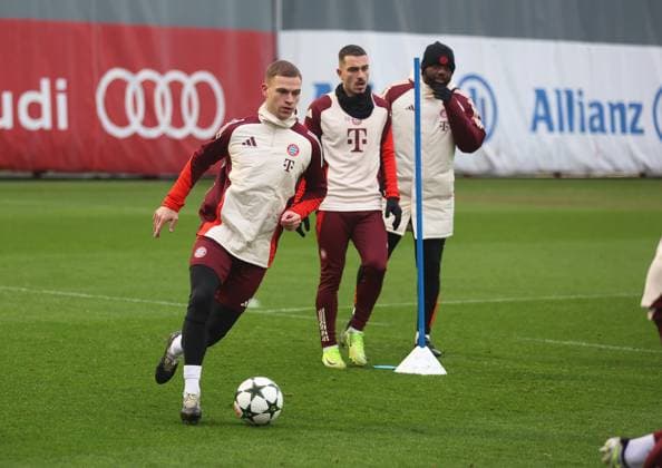 München, Deutschland, 09. Dezember 2024: Fussball, Herren, Saison 2024 2025, FC Bayern München, Säbener Strasse, Trainingsgelände, Abschlusstraining, Champions League Joshua Kimmich (FC Bayern München) mit Ball im Laufen
