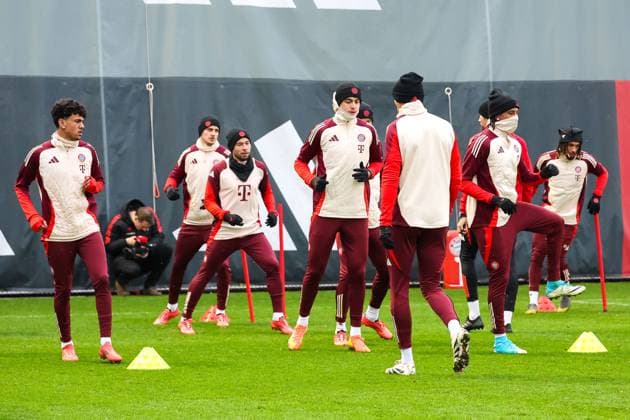 Spieler beim Training, Aleksandar Pavlovic (FC Bayern Muenchen, 45) mit Michael Olise (FC Bayern Muenchen, 17) und Sacha Boey (FC Bayern Muenchen, 23)mit Adam Aznou (FC Bayern Muenchen, 49), mit Josip Stanisic (FC Bayern Muenchen, 44) und Raphael Guerreiro (FC Bayern Muenchen, 22), GER, Abschlusstraining, FC Bayern Muenchen, Fussball, UEFA Champions League, 6. Spieltag, Saison 2024 2025, 09.12.2024, GER, Abschlusstraining, FC Bayern Muenchen, Fussball, UEFA Champions League, 6. Spieltag, Saison 2024 2025, 09.12.2024 Muenchen Copyright: xEibner-Pressefoto JennixMaulx EP_JML