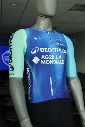 CYCLISME : PrÃ sentation Ã quipe Decathlon AG2R La Mondiale Team saison 2025 - 09 12 2024 Nouveau maillot saison 2025 lors de la prÃ sentation de l Ã quipe Decathlon AG2R La Mondiale Team, le 9 dÃ cembre 2024  Copyright: xLaurentxSANSONx xPsnewZx