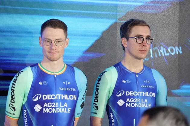 CYCLISME : PrÃ sentation Ã quipe Decathlon AG2R La Mondiale Team saison 2025 - 09 12 2024 Sam BENNETT Benoit COSNEFROY et lors de la prÃ sentation de l Ã quipe Decathlon AG2R La Mondiale Team, le 9 dÃ cembre 2024  Copyright: xLaurentxSANSONx xPsnewZx