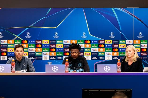 UEFA Champions League: Abschlusstraining Bayer 04 Leverkusen; 09.12.2024 Xabi Alonso (Cheftrainer Bayer 04 Leverkusen), Edmond Tapsoba (Bayer 04 Leverkusen, 12), Valeska Homburg (Leiterin Medien Bayer 04 Leverkusen) während der Pressekonferenz UEFA Champions League: Abschlusstraining Bayer 04 Leverkusen vor dem Spiel gegen Inter Mailand, Leverkusen, BayArena am 09.12.2024 Copyright: xBEAUTIFULxSPORTS Wunderlx