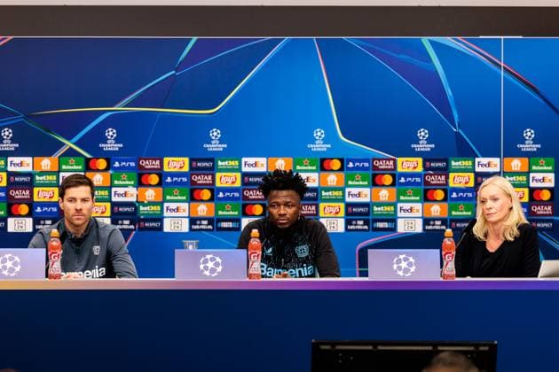 UEFA Champions League: Abschlusstraining Bayer 04 Leverkusen; 09.12.2024 Xabi Alonso (Cheftrainer Bayer 04 Leverkusen), Edmond Tapsoba (Bayer 04 Leverkusen, 12), Valeska Homburg (Leiterin Medien Bayer 04 Leverkusen) während der Pressekonferenz UEFA Champions League: Abschlusstraining Bayer 04 Leverkusen vor dem Spiel gegen Inter Mailand, Leverkusen, BayArena am 09.12.2024 Copyright: xBEAUTIFULxSPORTS Wunderlx