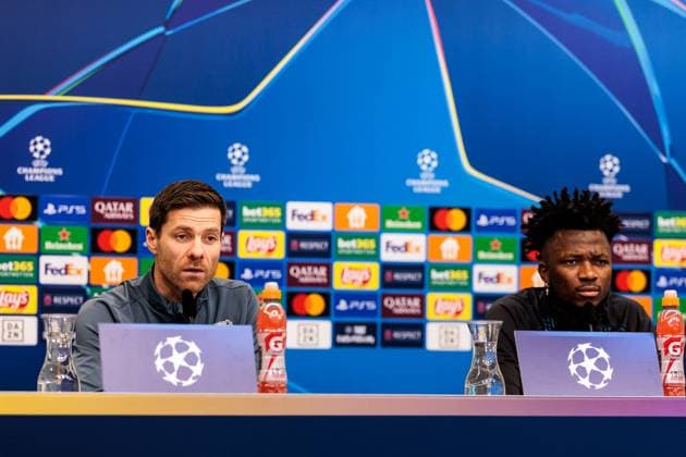 UEFA Champions League: Abschlusstraining Bayer 04 Leverkusen; 09.12.2024 Xabi Alonso (Cheftrainer Bayer 04 Leverkusen), Edmond Tapsoba (Bayer 04 Leverkusen, 12) während der Pressekonferenz UEFA Champions League: Abschlusstraining Bayer 04 Leverkusen vor dem Spiel gegen Inter Mailand, Leverkusen, BayArena am 09.12.2024 Copyright: xBEAUTIFULxSPORTS Wunderlx