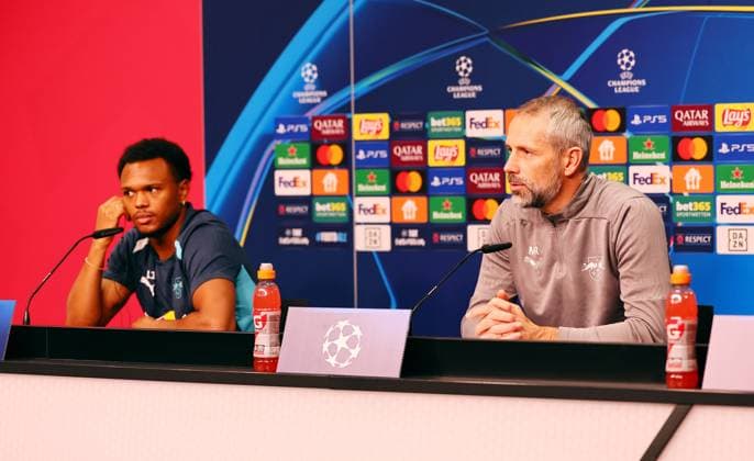RB Leipzig - Pressekonferenz Champions League Leipzig, 09.12.2024, Red Bull Arena, Fussball, UEFA Champions League, Matchday-1, RB LEIPZIG vs. ASTON VILLA FC am 10 12 2024 , Pressekonferenz RB Leipzig am Vortag der Partie , Im Bild: Lois Openda ((Spieler RB Leipzig) und Trainer Marco Rose (RB Leipzig) , ,