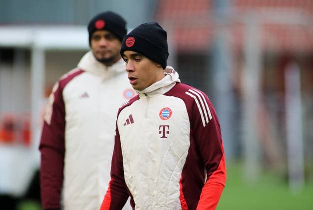 München, Deutschland, 09. Dezember 2024: Fussball, Herren, Saison 2024 2025, FC Bayern München, Säbener Strasse, Trainingsgelände, Abschlusstraining, Champions League Jamal Musiala (FC Bayern München) Kopf, Oberkörper beim Aufwärmen