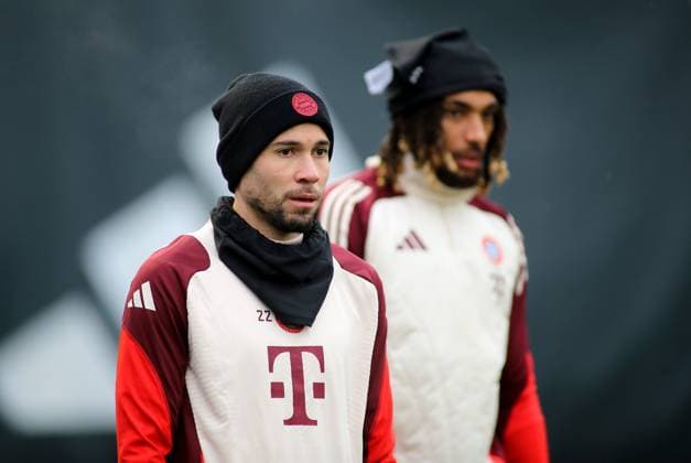München, Deutschland, 09. Dezember 2024: Fussball, Herren, Saison 2024 2025, FC Bayern München, Säbener Strasse, Trainingsgelände, Abschlusstraining, Champions League Raphael Guerreiro (FC Bayern München) Kopf, Oberkörper, stehend