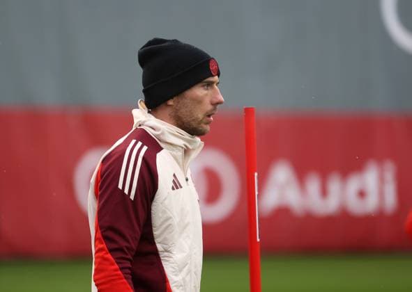 München, Deutschland, 09. Dezember 2024: Fussball, Herren, Saison 2024 2025, FC Bayern München, Säbener Strasse, Trainingsgelände, Abschlusstraining, Champions League Leon Goretzka (FC Bayern München) Kofp, Oberkörper, seitlich, im Profil