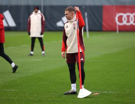 München, Deutschland, 09. Dezember 2024: Fussball, Herren, Saison 2024 2025, FC Bayern München, Säbener Strasse, Trainingsgelände, Abschlusstraining, Champions League Joshua Kimmich (FC Bayern München) hält sich an einer Stange fest, stehend