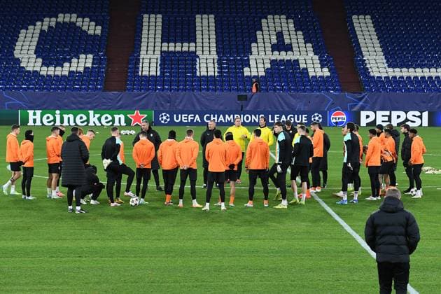 Fußball Champions League 6. Spieltag Abschlusstraining Schachtar Donezk am 09.12.2024 in der Arena AufSchalke in Gelsenkirchen Spielerkreis Marino Pusic ( Trainer Cheftrainer Donezk ) gibt seinem Team Anweisungen
