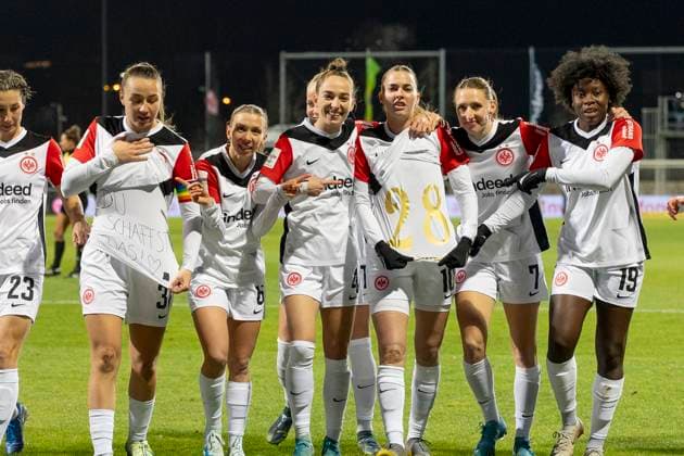 Sport Themen der Woche KW50 Sport Bilder des Tages Google Pixel Frauen Bundesliga: Eintracht Frankfurt - RB Leipzig, 09.12.2024 Laura Freigang (Eintracht Frankfurt 10) & Sophia Kleinherne (Eintracht Frankfurt 4) & Tanja Pawollek (Eintracht Frankfurt 31) & Lara Prasnikar (Eintracht Frankfurt 7) & Nina Lührßen Lührssen (Eintracht Frankfurt 11) & & Elisa Senß Sens Senss (Eintracht Frankfurt 6) Lisanne Gräwe (Eintracht Frankfurt 8) & Sara Doorsoun (Eintracht Frankfurt 23) & Pia-Sophie Wolter (Eintracht Frankfurt 17) & Nicole Anyomi (Eintracht Frankfurt 19) nach dem Führungstreffer Tor zum 1:0 von Nicole Anyomi (Eintracht Frankfurt 19) - Laura Freigang (Eintracht Frankfurt 10) trägt ein Shirt von Barbara Dunst (Eintracht Frankfurt 28) drunter& Tanja Pawollek (Eintracht Frankfurt 31) mit einer Botschaft für Barbara Dunst (Eintracht Frankfurt 28) Du schaffst das, Eintracht Frankfurt - RB Leipzig, Frankfurt, Stadion am Brentanobad, 9.12.2024 *** Google Pixel Womens Bundesliga Eintracht Frankfurt RB Leipzig, 09 12 2024 Laura Freigang Eintracht Frankfurt 10 Sophia Kleinherne Eintracht Frankfurt 4 Tanja Pawollek Eintracht Frankfurt 31 Lara Prasnikar Eintracht Frankfurt 7 Nina Lührßen Lührssen Eintracht Frankfurt 11 Elisa Senß Sens Senss Eintracht Frankfurt 6 Lisanne Gräwe Eintracht Frankfurt 8 Sara Doorsoun Eintracht Frankfurt 23 Pia Sophie Wolter Eintracht Frankfurt 17 Nicole Anyomi Eintracht Frankfurt 19 after the opening goal Goal for 1 0 by Nicole Anyomi Eintracht Frankfurt 19 Laura Freigang Eintracht Frankfurt 10 wears a shirt by Barbara Dunst Eintracht Frankfurt 28 underneath Tanja Pawollek Eintracht Frankfurt 31 with a message for Barbara Dunst Eintracht Frankfurt 28 You can do it, Eintracht Frankfurt RB Leipzig, Frankfurt, Stadion am Brentanobad, 9 12 2024 Copyright: xBEAUTIFULxSPORTS Gawlikx