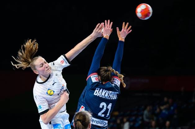 Sport Themen der Woche KW50 Sport Bilder des Tages Handball, Frauen: EM, Norwegen - Deutschland, Hauptrunde, Gruppe 2, 3. Spieltag v.li. Viola Leuchter (Deutschland), Ingvild Bakkerud (Norwegen) Wien Stadthalle Oesterreich *** Handball, Womens European Championship, Norway Germany, Main Round, Group 2, Matchday 3 from left Viola Leuchter Germany , Ingvild Bakkerud Norway Vienna Stadthalle Austria