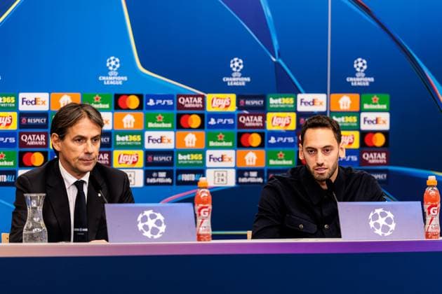 UEFA Champions League: Pressekonferenz Inter Mailand ; 09.12.2024 Simone Inzaghi (Trainer Inter Mailand) und Hakan Calhanoglu (Inter Mailand, 20) während der Pressekonferenz UEFA Champions League: Pressekonferenz Inter Mailand vor dem Spiel gegen Bayer 04 Leverkusen, Leverkusen, BayArena am 09.12.2024 Copyright: xBEAUTIFULxSPORTS Wunderlx