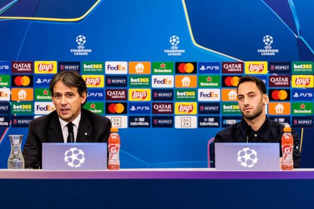 UEFA Champions League: Pressekonferenz Inter Mailand ; 09.12.2024 Simone Inzaghi (Trainer Inter Mailand) und Hakan Calhanoglu (Inter Mailand, 20) während der Pressekonferenz UEFA Champions League: Pressekonferenz Inter Mailand vor dem Spiel gegen Bayer 04 Leverkusen, Leverkusen, BayArena am 09.12.2024 Copyright: xBEAUTIFULxSPORTS Wunderlx
