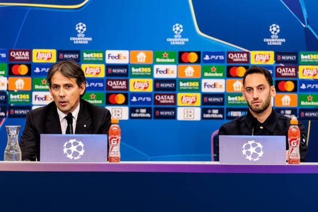 UEFA Champions League: Pressekonferenz Inter Mailand ; 09.12.2024 Simone Inzaghi (Trainer Inter Mailand) und Hakan Calhanoglu (Inter Mailand, 20) während der Pressekonferenz UEFA Champions League: Pressekonferenz Inter Mailand vor dem Spiel gegen Bayer 04 Leverkusen, Leverkusen, BayArena am 09.12.2024 Copyright: xBEAUTIFULxSPORTS Wunderlx