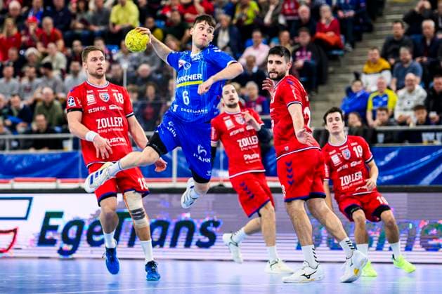 Sport Themen der Woche KW50 Sport Bilder des Tages SG BBM Bietigheim - TVB Stuttgart Handball: 1. Bundesliga, Herren, Saison 2024 2025, SG BBM Bietigheim - TVB Stuttgart, EgeTrans Arena. Stuttgarts Daniel Fernandez in Aktion gegen Bietigheims Fabian Wiederstein (l) und Bietigheims Juan de la Pena (r). Bietigheim EgeTrans Arena Baden-Württemberg Deutschland *** SG BBM Bietigheim TVB Stuttgart Handball 1 Bundesliga, Men, Season 2024 2025, SG BBM Bietigheim TVB Stuttgart, EgeTrans Arena Stuttgarts Daniel Fernandez in action against Bietigheims Fabian Wiederstein l and Bietigheims Juan de la Pena r Bietigheim EgeTrans Arena Baden Württemberg Germany