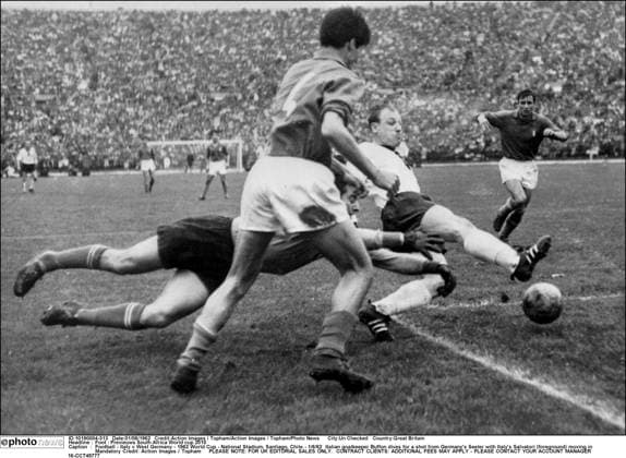 Archivbilder der Woche SPORT KW50 Foot : Previeuws South Africa World cup 2010 Football - Italy v West Germany - 1962 World Cup - National Stadium, Santiago, Chile - 1 6 62 Italian goalkeeper Buffon dives for a shot from Germany s Seeler with Italy s Salvatori (foreground) moving in Mandatory Credit: Action Images Topham PLEASE NOTE: FOR UK EDITORIAL SALES ONLY. CONTRACT CLIENTS: ADDITIONAL FEES MAY APPLY - PLEASE CONTACT YOUR ACCOUNT MANAGER Un Checked Great Britain  Copyright: xActionxImagesx xTophamx M00