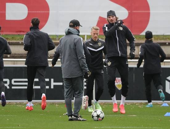 10.12.24 VfB Stuttgart Training Deutschland, Stuttgart, 10.12.2024, Fussball, Bundesliga, VfB Stuttgart Training: v. li. Trainer Sebastian Hoeneß, Chis Führich , Nick Woltemade.