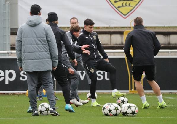Sport Bilder des Tages 10.12.24 VfB Stuttgart Training Deutschland, Stuttgart, 10.12.2024, Fussball, Bundesliga, VfB Stuttgart Training: .Fabian Rieder am Ball, Dr. Andre Filipovic Athletik-Trainer.