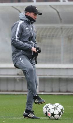 10.12.24 VfB Stuttgart Training Deutschland, Stuttgart, 10.12.2024, Fussball, Bundesliga, VfB Stuttgart Training: Trainer Sebastian Hoeneß.