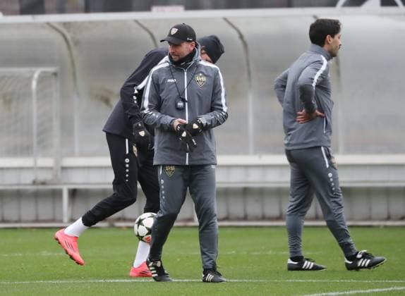 10.12.24 VfB Stuttgart Training Deutschland, Stuttgart, 10.12.2024, Fussball, Bundesliga, VfB Stuttgart Training: Trainer Sebastian Hoeneß.