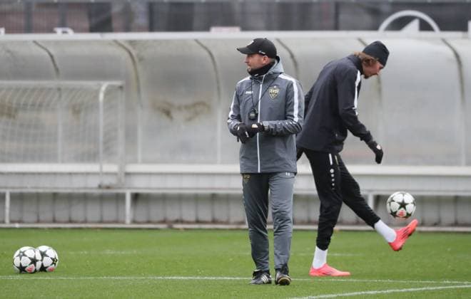 10.12.24 VfB Stuttgart Training Deutschland, Stuttgart, 10.12.2024, Fussball, Bundesliga, VfB Stuttgart Training: .Trainer Sebastian Hoeneß, Nick Woltemade re.