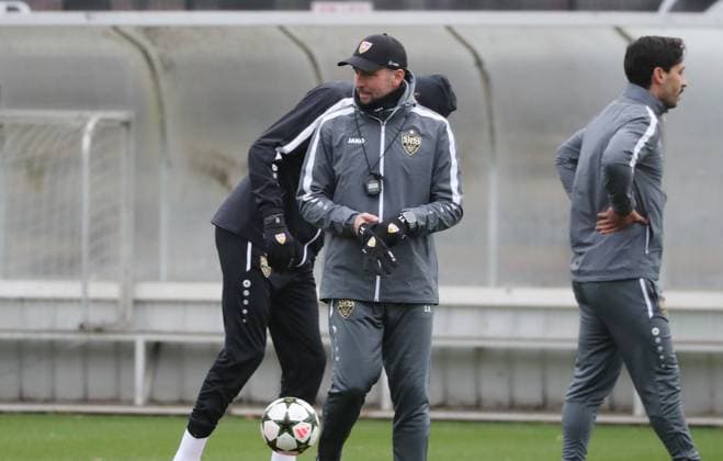 10.12.24 VfB Stuttgart Training Deutschland, Stuttgart, 10.12.2024, Fussball, Bundesliga, VfB Stuttgart Training: Trainer Sebastian Hoeneß.