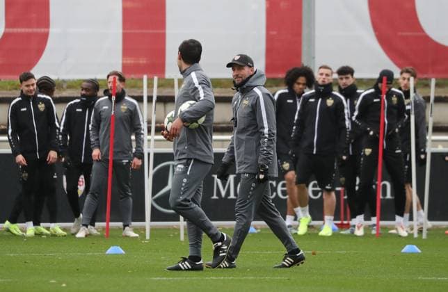 10.12.24 VfB Stuttgart Training Deutschland, Stuttgart, 10.12.2024, Fussball, Bundesliga, VfB Stuttgart Training: v. li. Malik Fathi Co-Trainer, Trainer Sebastian Hoeneß.