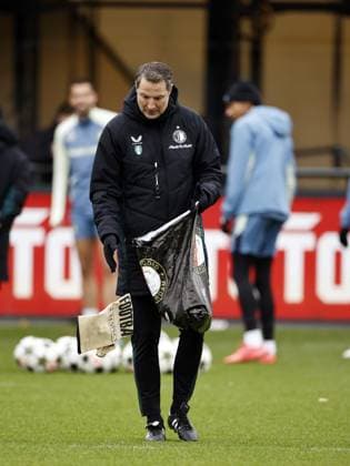 ROTTERDAM - Feyenoord coach Brian Priske during a training session at training complex 1908 prior to the Champions League match against Sparta Prague. ANP MAURICE VAN STEEN MD-1 UEFA Champions League 2024 25 League Phase MD6 Trainings session and press conference, PK, Pressekonferenz Feyenoord xVIxANPxSportx xxANPxIVx 515380158 originalFilename: 515380158.jpg