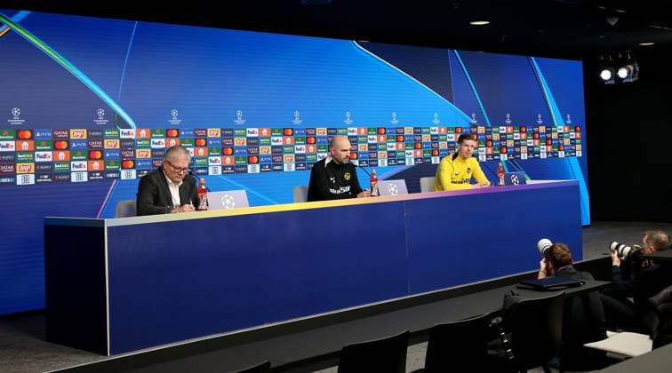 BAU 10.12.2024 Stuttgart Fußball Young Boys Bern PK, v.l. Pressesprecher Albert Staudenmann, Trainer JoÃ«l Magnin, Cedric Itten