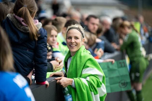 Svenja Huth (VfL Wolfsburg, 10) schreibt Autogramme fuer die Fans, GER, TSG 1899 Hoffenheim vs VfL Wolfsburg, Google Pixel Frauen Bundesliga, 9. Spieltag, Saison 2024 2025, 09.11.2024 DFB regulations prohibit any use of photographs as image sequences and or quasi-video GER, TSG 1899 Hoffenheim vs VfL Wolfsburg, Google Pixel Frauen Bundesliga, 9. Spieltag, Saison 2024 2025, 09.11.2024 Hoffenheim Copyright: xEibner-Pressefoto Memmlerx EP_MMR