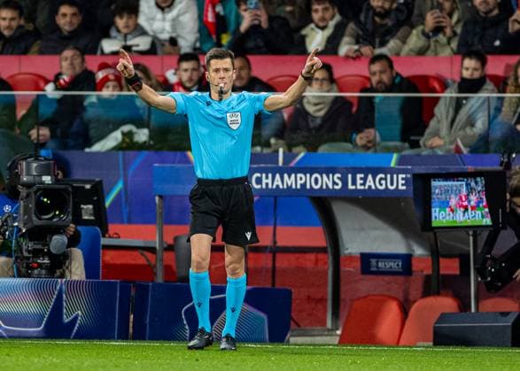 Football - UEFA Champions League - League Phase - Girona FC v Liverpool FC GIRONA, SPAIN - Tuesday, December 10, 2024: Referee Benoit Bastien awards Liverpool a penalty after a VAR review during the UEFA Champions League Matchday 6 game between Girona FC and Liverpool FC at the Estadi Montilivi. (Photo by David Rawcliffe Propaganda) GIRONA Estadi Montilivi CATALONIA SPAIN  Copyright: xDavidxRawcliffex P2024-12-10-Girona_Liverpool-43