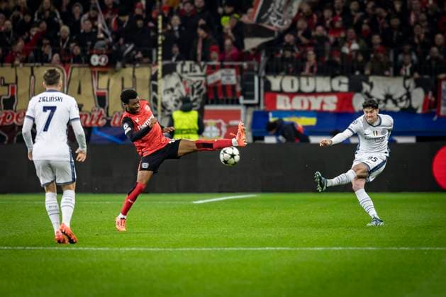 UEFA Champions League, Bayer 04 Leverkusen - Inter Mailand; 10.12.2024 Alessandro Bastioni (Inter Mailand, 95) schlägt den Ball, Nathan Tella (Bayer 04 Leverkusen, 19) blockt; UEFA Champions League, Bayer 04 Leverkusen - Inter Mailand, Spieltag 6 am 10.12.2024 in der BayArena in Leverkusen. Copyright: xBEAUTIFULxSPORTS AxelxKohringx