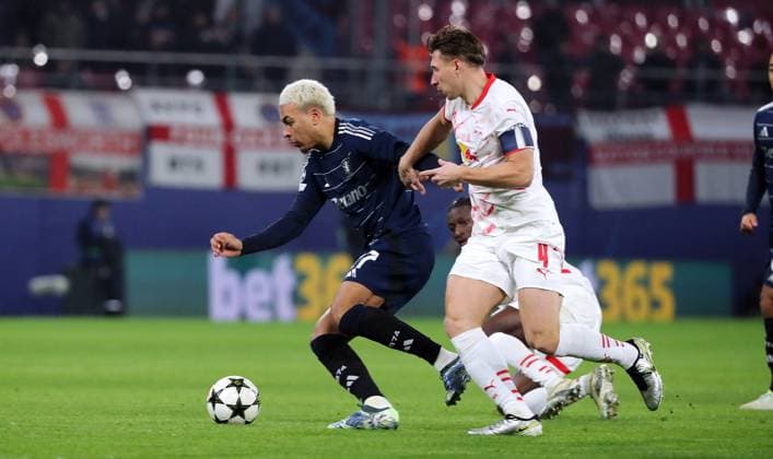 Morgan Rogers am Ball, Willi Orban Zweikampf Spielszene Aktion Fußball Fussball UEFA Champions League UCL Herren 6. Spieltag Saison 2024 2025 10.12.2024 Rasen Ballsport RB Leipzig RBL vs Aston Villa DFL regulations prohibit any use of photographs as image sequences and or quasi-video.