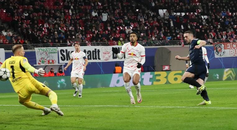 John McGinn erzielt das Tor zum 0:1 gegen Torwart Peter Gulacsi Zweikampf Spielszene Aktion Fußball Fussball UEFA Champions League UCL Herren 6. Spieltag Saison 2024 2025 10.12.2024 Rasen Ballsport RB Leipzig RBL vs Aston Villa DFL regulations prohibit any use of photographs as image sequences and or quasi-video.