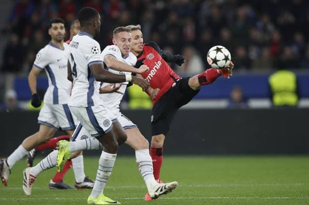 LEVERKUSEN - (l-r) Davide Frattesi of FC Internazionale Milano, Alejandro Grimaldo of Bayer 04 Leverkusen during the UEFA Champions league match between Bayer 04 Leverkusen and FC Internazionale Milano at the Bay Arena on Dec. 10, 2024 in Leverkusen, Germany. ANP Hollandse Hoogte BART STOUTJESDIJK UEFA Champions League 2024 25 League phase 6 2024 25 xVIxANPxSportx xBartxStoutjesdijkxIVx 515405143 originalFilename: 515405143.jpg