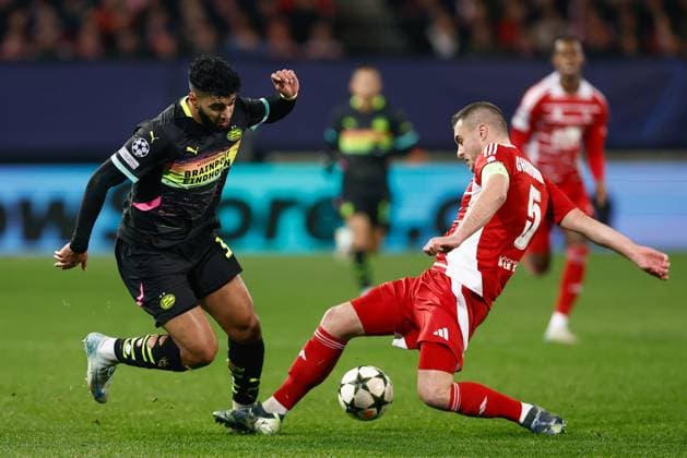GUINGAMP, 10-12-2024. Stade de Roudourou. UEFA Champions League season 2024 25, match between PSV and Stade Brest 29, PSV player Ismael Saibari, Stade Brest player Brendan Chardonnet Brest - PSV  x26976681x Copyright:
