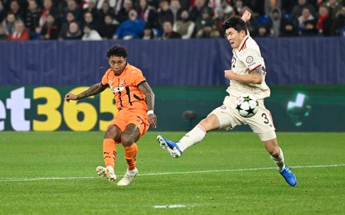 KEVIN (Donezk) schiesst das Tor zum 1:0, Aktion, gegen Min-Jae KIM r. (M), Fussball Champions League, 6. Spieltag, Schachtar Donezk - FC Bayern Muenchen (M), am 10.12.2024 in Gelsenkirchen Deutschland. UEFA regulations prohibit any use of photographs as image sequences and or quasi-video Â