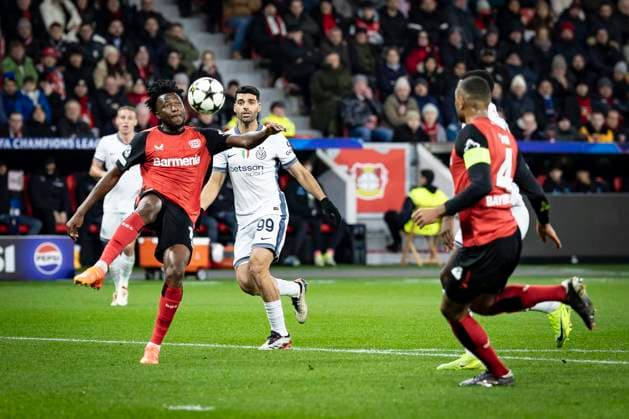 UEFA Champions League, Bayer 04 Leverkusen - Inter Mailand; 10.12.2024 Edmond Tapsoba (Bayer 04 Leverkusen, 12) rettet gegen Mehdi Taremi (Inter Mailand, 99), rechts kommt Jonathan Tah (Bayer 04 Leverkusen, 4); UEFA Champions League, Bayer 04 Leverkusen - Inter Mailand, Spieltag 6 am 10.12.2024 in der BayArena in Leverkusen. Copyright: xBEAUTIFULxSPORTS AxelxKohringx