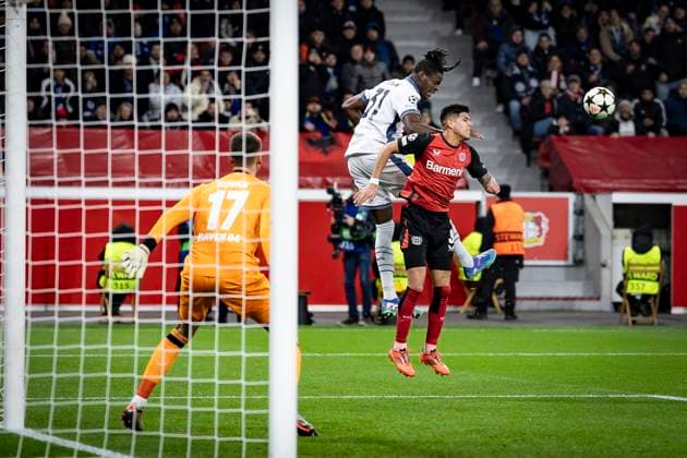 UEFA Champions League, Bayer 04 Leverkusen - Inter Mailand; 10.12.2024 Yann-Aurel Bisseck (Inter Mailand, 31) gewinnt das Kopfballduell gegen Piero Hincapie (Bayer 04 Leverkusen, 3); UEFA Champions League, Bayer 04 Leverkusen - Inter Mailand, Spieltag 6 am 10.12.2024 in der BayArena in Leverkusen. Copyright: xBEAUTIFULxSPORTS AxelxKohringx