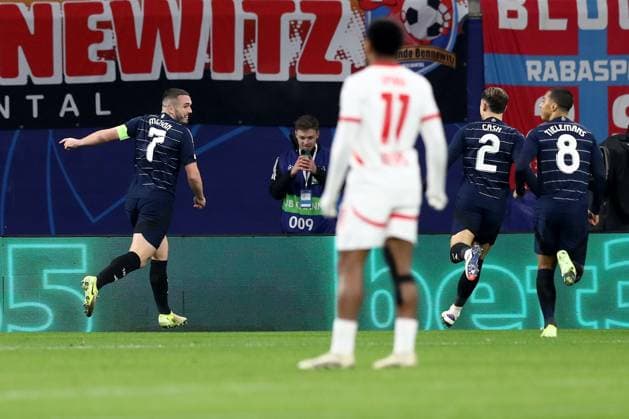 10.12.2024, xtgx, Fussball UEFA Champions League, RB Leipzig - Aston Villa emspor, v.l. Torjubel nach dem Tor zum celebrating the goal celebrate 0:1 durch John McGinn (Aston Villa FC) (DFL DFB REGULATIONS PROHIBIT ANY USE OF PHOTOGRAPHS as IMAGE SEQUENCES and or QUASI-VIDEO) Leipzig