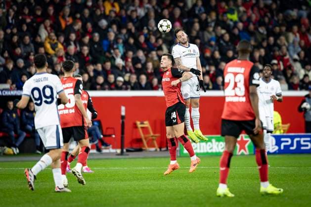 UEFA Champions League, Bayer 04 Leverkusen - Inter Mailand; 10.12.2024 Hakan Calhanoglu (Inter Mailand, 20) und Granit Xhaka (Bayer 04 Leverkusen, 34) beim Kopfballduell; UEFA Champions League, Bayer 04 Leverkusen - Inter Mailand, Spieltag 6 am 10.12.2024 in der BayArena in Leverkusen. Copyright: xBEAUTIFULxSPORTS AxelxKohringx