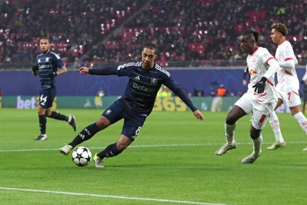 UEFA Champions League: RB Leipzig vs. Aston Villa FC, 10.12.24 Youri Tielemans (8, Aston Villa) neben Amadou Haidara (8, RB Leipzig) am Ball. Fussball, UEFA Champions League, Saison 2024 2025: RB Leipzig vs. Aston Villa FC am 10.12.24 in der Red Bull Arena, Leipzig. Copyright: xBEAUTIFULxSPORTS JanxKaeferx